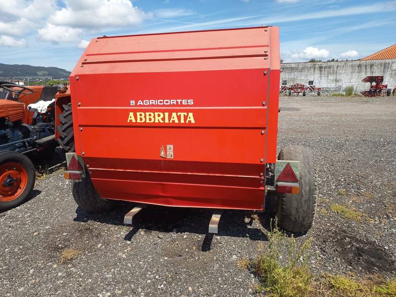 Fotografia 3 de 5: Enfardadeira da marca “Abriata”, modelo M 120 Super, com a r