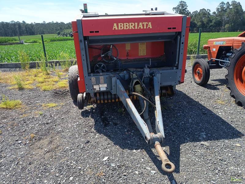 Fotografia 5 de 5: Enfardadeira da marca “Abriata”, modelo M 120 Super, com a r