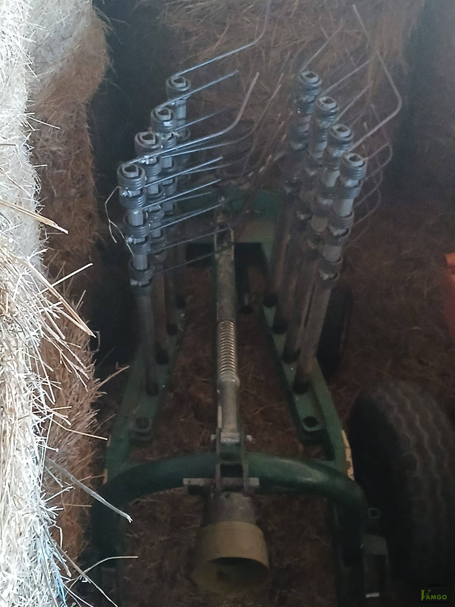Fotografia de direito: Um ancinho de marca “CIMAC” modelo GS310/8, com o nº 0002102, do ano 2012 (Lote 7)