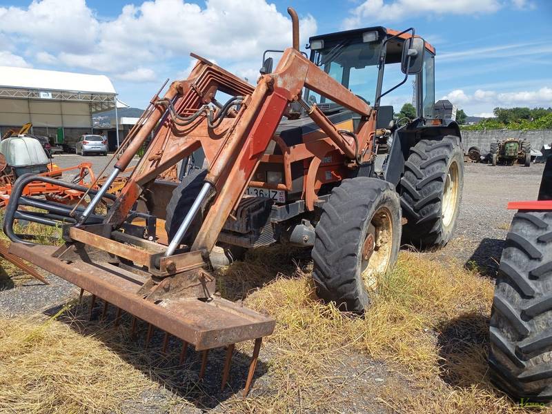 Fotografia 1 de 3: Trator agrícola Valmet, modelo 465 (4RM), equipado com traçã