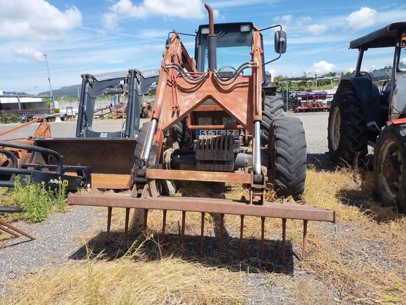 Fotografia 3 de 3: Trator agrícola Valmet, modelo 465 (4RM), equipado com traçã