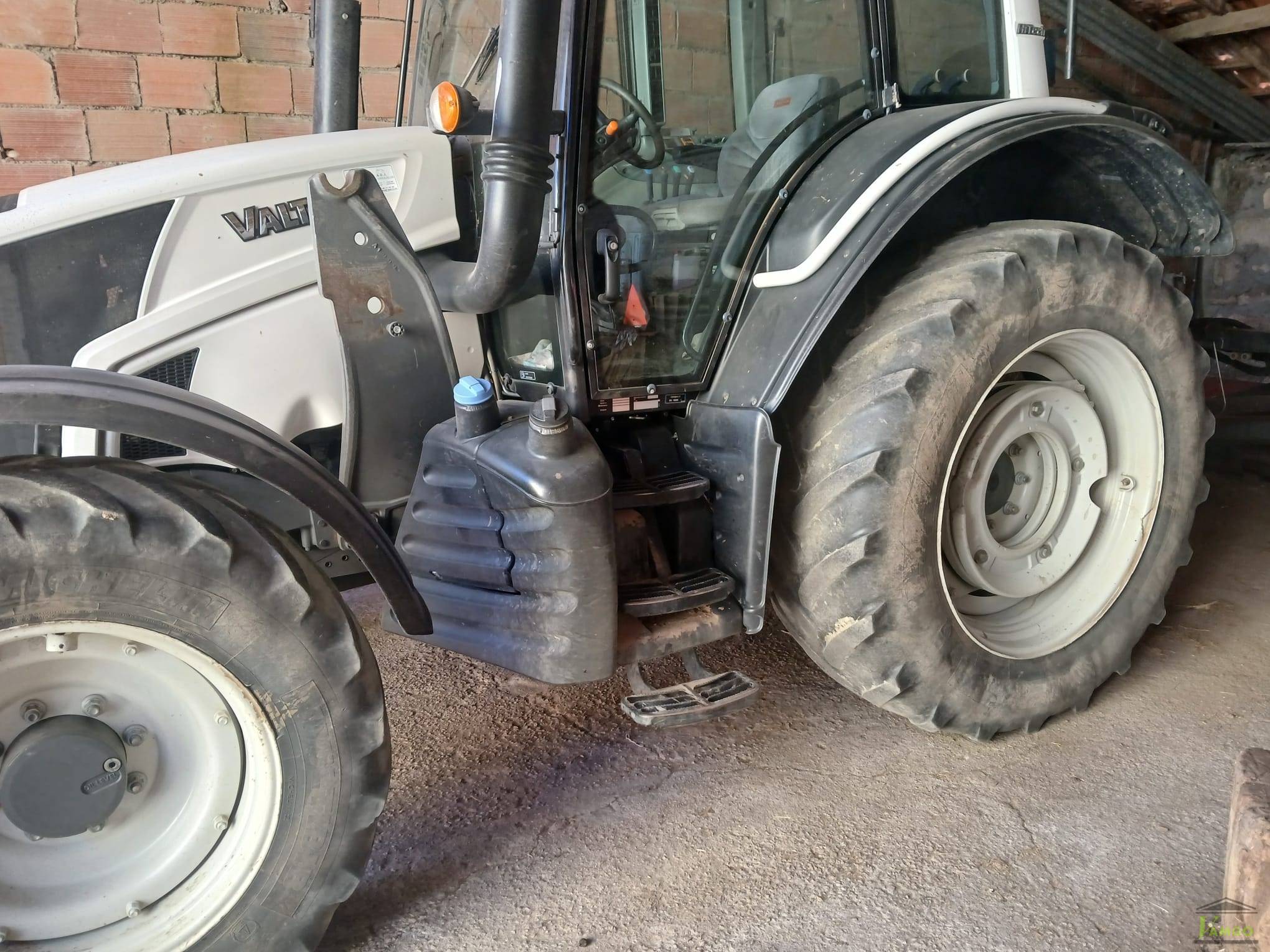 Fotografia 3 de 3: Trator agrícola de rodas, marca VALTRA, modelo N103, equipad