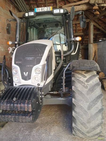 Fotografia de veículo: Trator agrícola de rodas, marca VALTRA, modelo N103, equipado com cabina fechada, motor a gasóleo, engate...